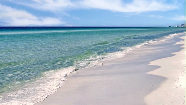 A beach with clear blue water and a sandy shore. - ‘FIVESEASONS’ Beautiful PET friendly HOME 🏖 2 POOLS * SHORT WALK TO BEACH  (Santa Rosa Beach)