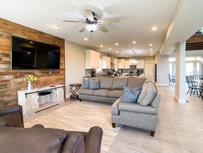 Una Smart TV, una chimenea, videojuegos