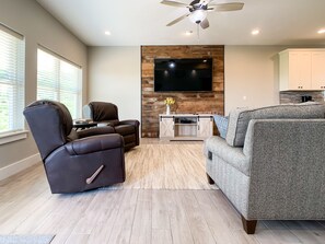 Una Smart TV, una chimenea, videojuegos