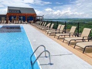 Una piscina cubierta, una piscina climatizada