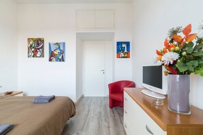 3 bedrooms, iron/ironing board, WiFi - GuestHost - Fully furnished apartment in modern style, can accommodate up to 6 people!Very close to the Cascine Park where you can walk, jog or ride a bike. Inside the park is the Visarno Arena (inside the Hippodrome), the area is a perfect show for grea (Firenze)