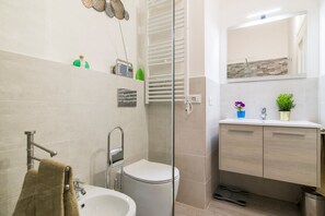 Douche, sèche-cheveux, bidet, serviettes fournies