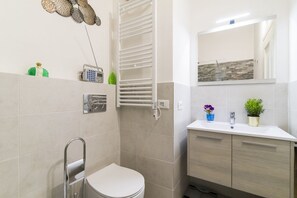 Douche, sèche-cheveux, bidet, serviettes fournies