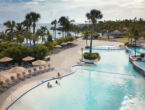 12 座室外游泳池