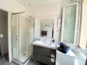 Shower, hair dryer, towels - T2 entirely new in the middle of the alleys (Gd comfort: 2SDB, 2 WC) (Sanary-Sur-Mer)