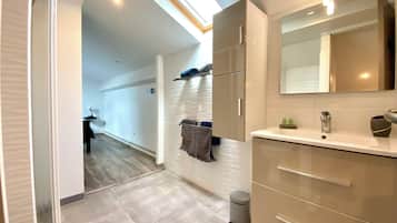 Shower, hair dryer, towels