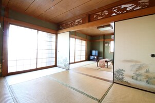 Tabla de planchar con plancha, wifi gratis y ropa de cama 