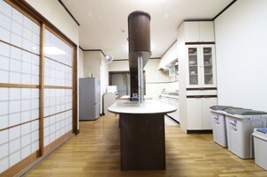 Refrigerador, microondas, placa de cocina, arrocera