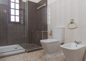 Bathtub, bidet, towels - Costa Green Villa, Wifi, AC, Pool (Quarteira)