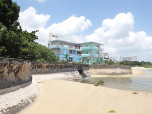 In Strandnähe, weißer Sandstrand