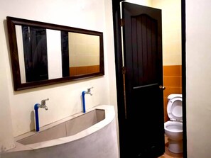 Shower, bidet, towels - The Runway Inn - Mactan Cebu (Lapu-Lapu)