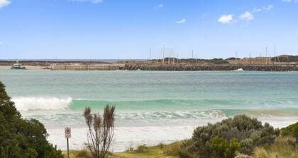 Aqua Blue - Ocean Views, Beach On Your Doorstep