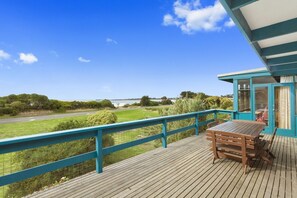 Outdoor dining - Aqua Blue (Apollo Bay)