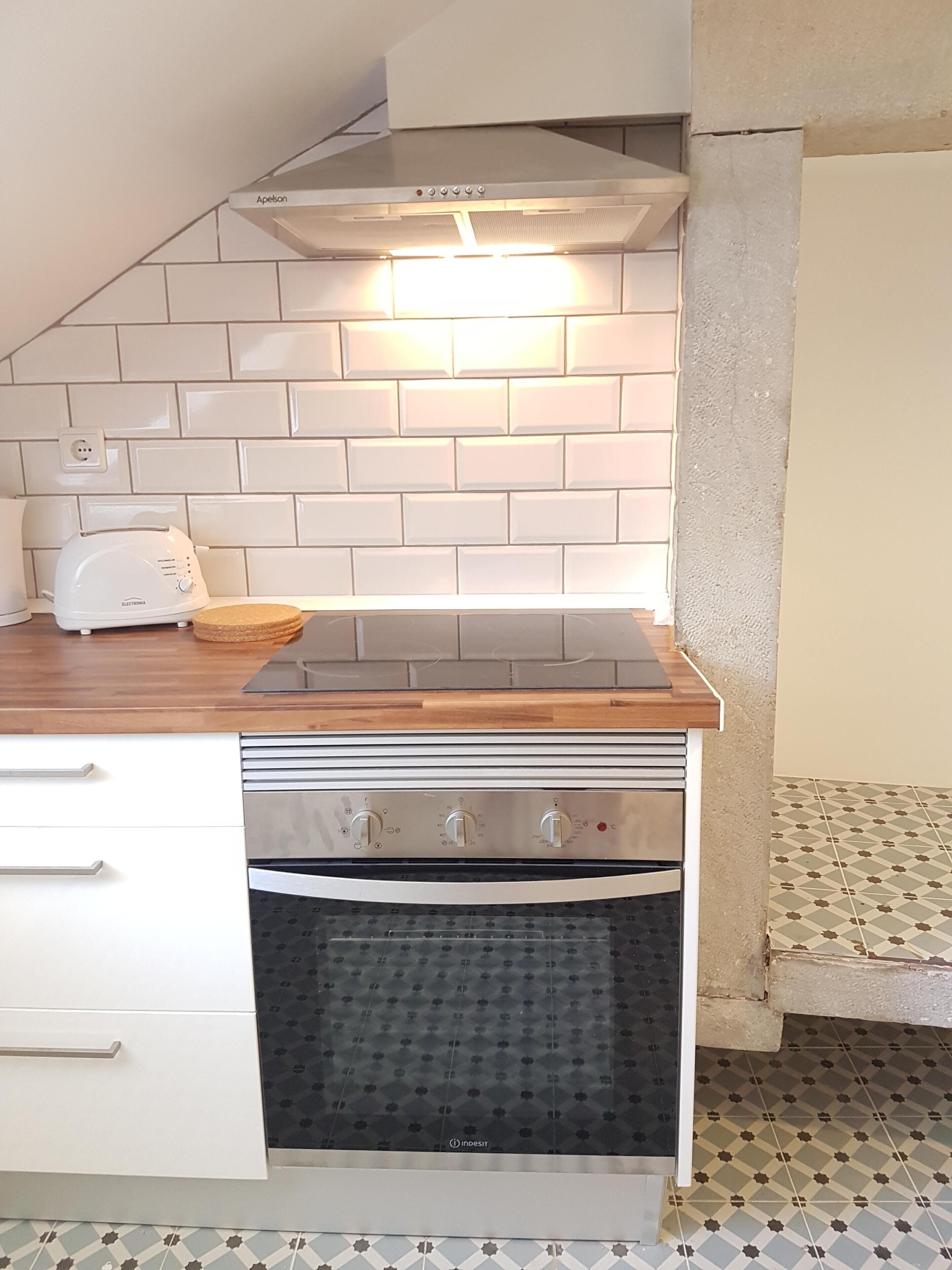 Frigorífico, placa de cocina, cafetera o tetera y hervidor eléctrico