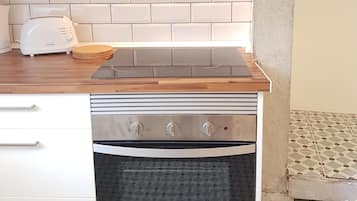 Frigorífico, placa de cocina, cafetera o tetera y hervidor eléctrico