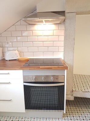 Refrigerador, parrilla de estufa, cafetera y tetera y tetera eléctrica 