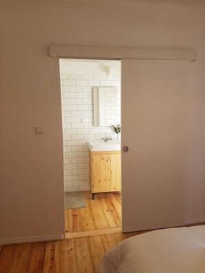 3 slaapkamers, een bureau, een strijkplank/strijkijzer, gratis wifi