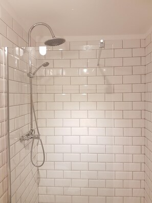 Dusche, kostenlose Toilettenartikel, Haartrockner, Handtücher
