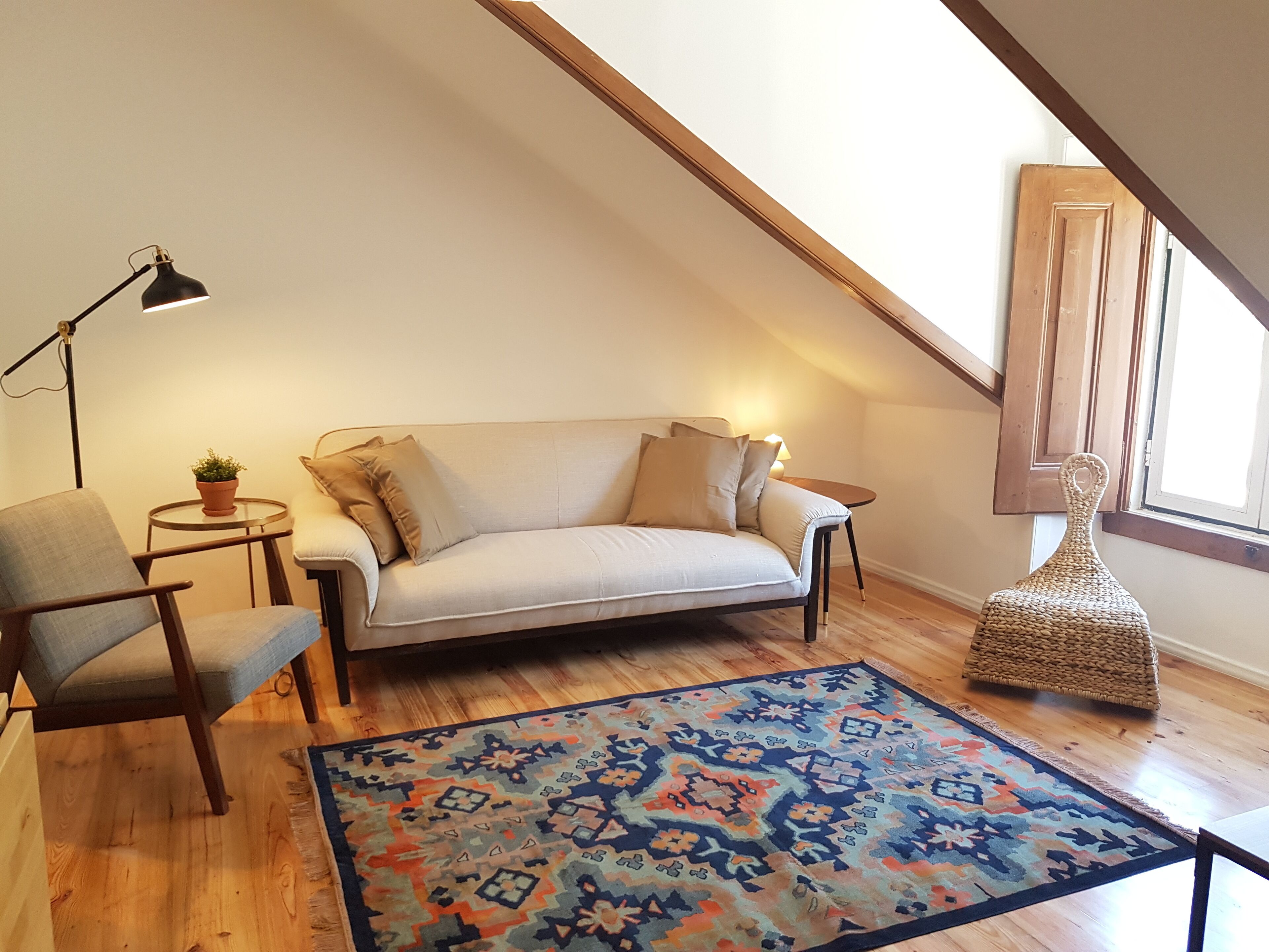 Una Smart TV, una chimenea, libros