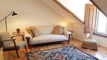 Una Smart TV, una chimenea, libros