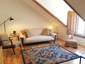 Smart TV, chimenea y libros 