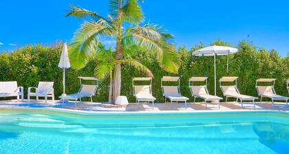 Villa Emanuele Costarainera: wonderful modern villa, for 16 ppl, with garden, heated pool, hot-tub