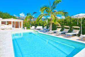 A heated pool - Villa Emanuele Costarainera: wonderful modern villa, for 16 ppl, with garden, heated pool, hot-tub (Costarainera)
