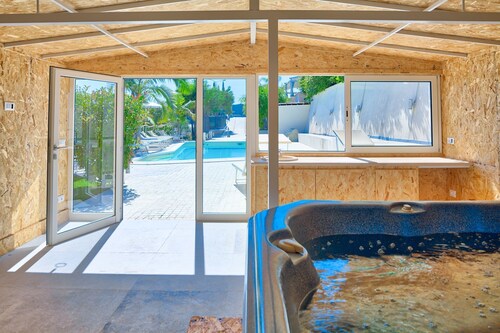 Villa Emanuele Costarainera: magnifique villa moderne, pour 16, piscine chauffée, bain à remous