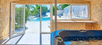 Villa Emanuele Costarainera: flott moderne villa, for 16, med hage, oppvarmet basseng, boblebad