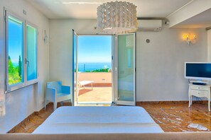 8 bedrooms, iron/ironing board, travel cot, free WiFi - Villa Emanuele Costarainera: wonderful modern villa, for 16 ppl, with garden, heated pool, hot-tub (Costarainera)