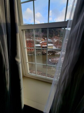 Leilighet, eget bad, elveutsikt (The Loft)