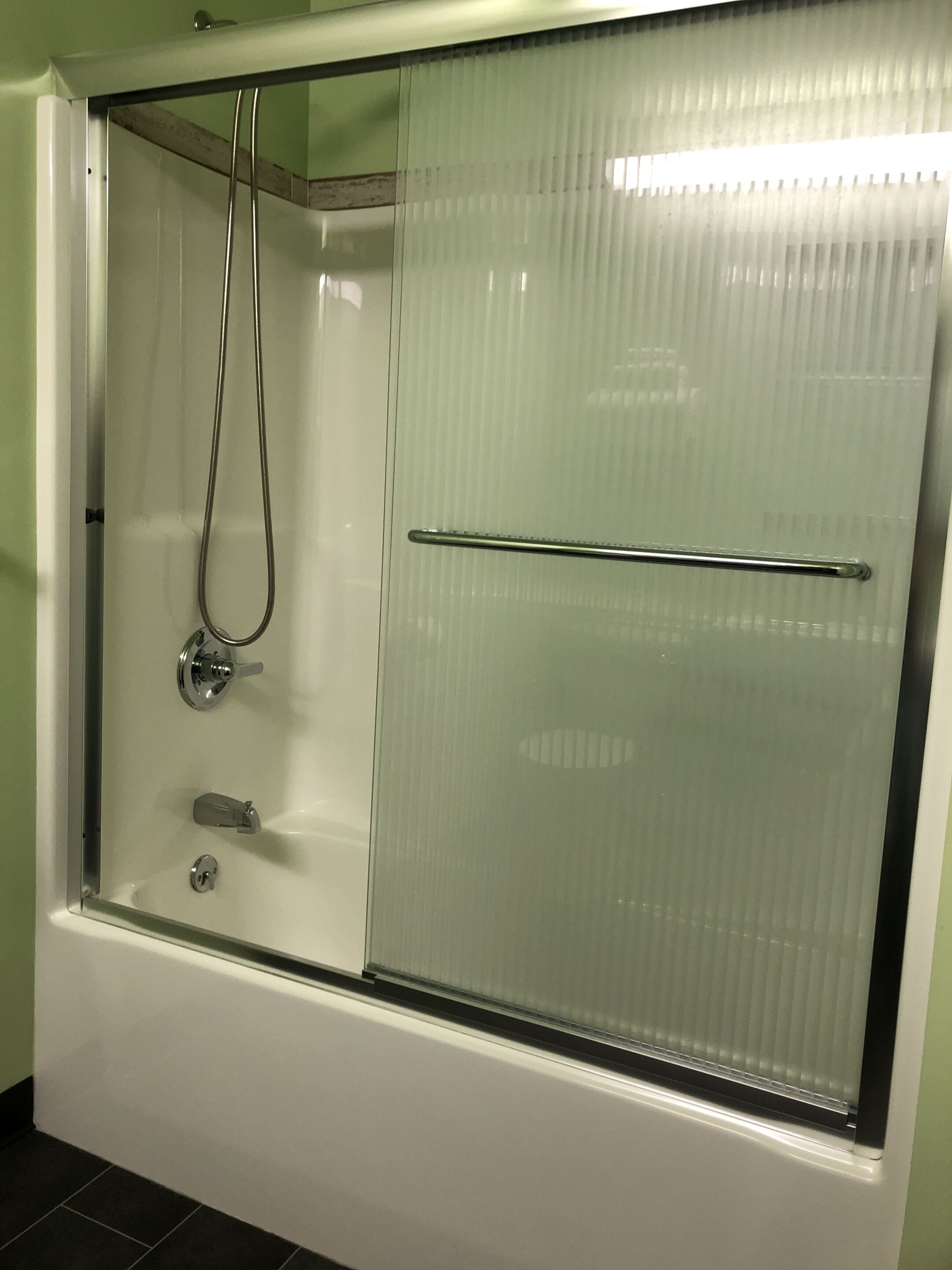 Eine begegnete Dusche mit Duschbrause und Handfaucet.