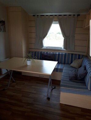 Una televisión de pantalla plana