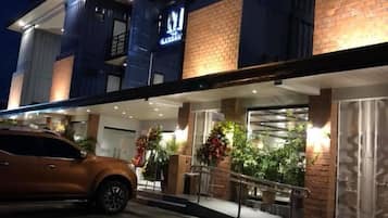 Fachada da propriedade à noite