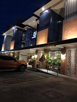 Fachada de la propiedad por la tarde o noche