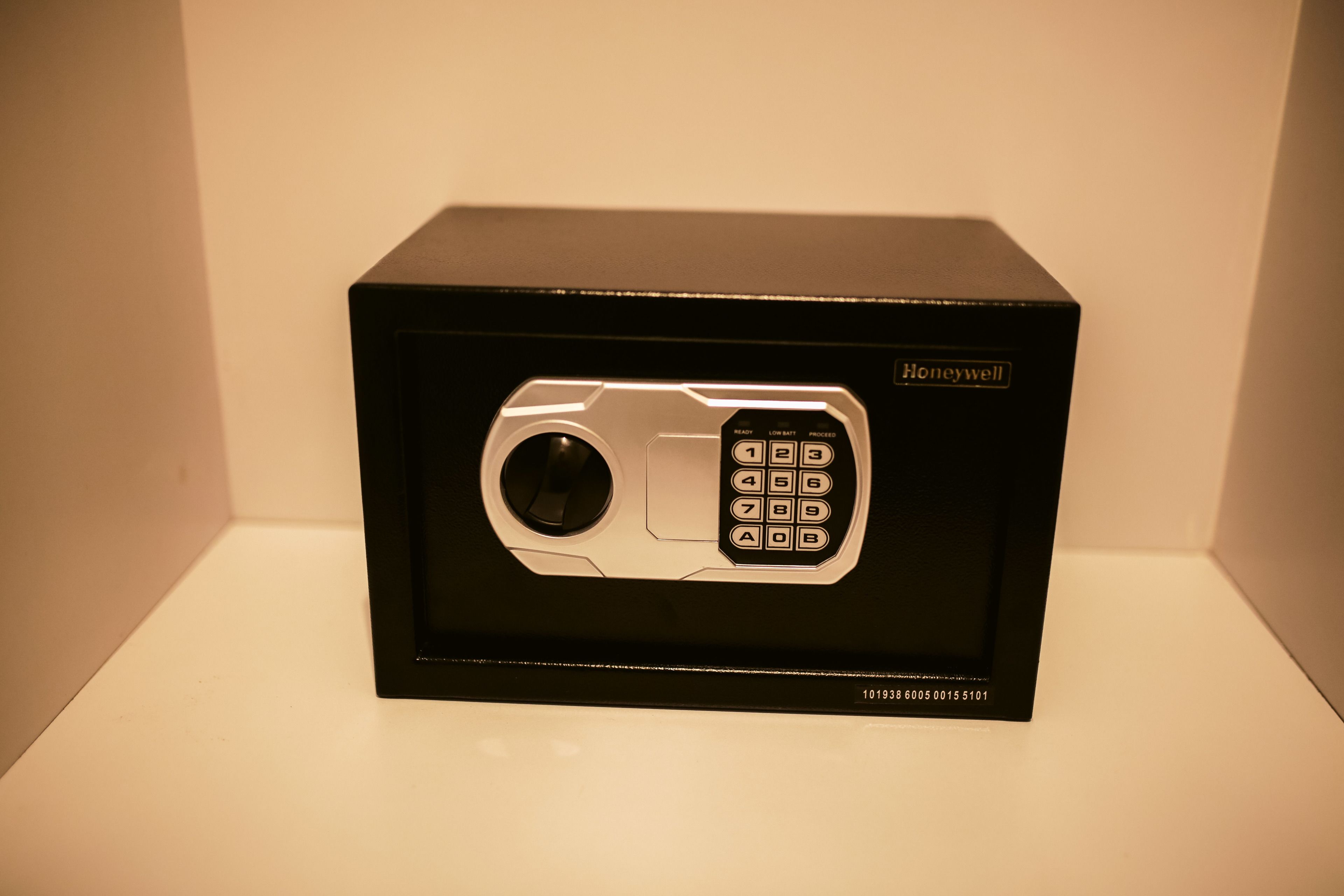 Een Honeywell-safe in een zwarte doos.
