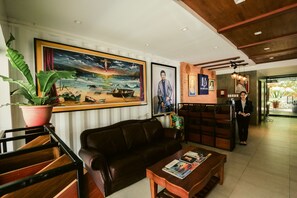 Lobby sitting area - The Madeline Boutique Hotel & Suites (Davao)