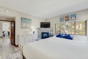 2 bedrooms, Internet, bed sheets - Updated Breck Condo w/ Fireplace, Balcony Views & Walkable Location (Breckenridge)