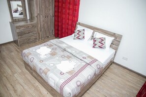 3 chambres, coffre-fort, fer et planche à repasser