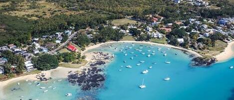 Una spiaggia nelle vicinanze, lettini da mare