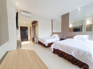 Comfort Twin Room | Free WiFi, bed sheets - 77 Sunset Plaza (Cisolok)