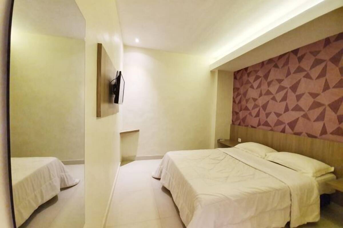 WiFi (free), bed sheets