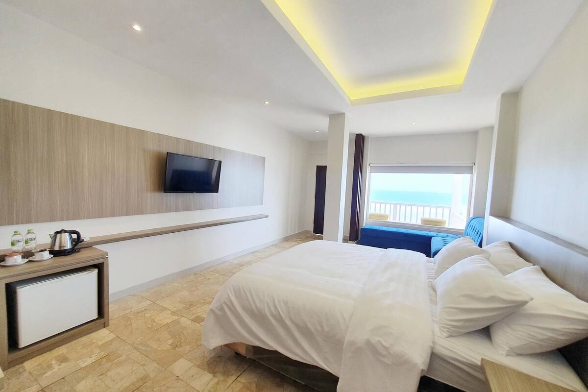Panoramic Studio Suite, Ocean View | WiFi (free), bed sheets