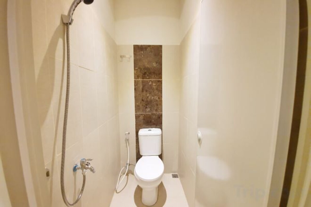 Kamar mandi | Shower, perlengkapan mandi gratis, sandal, dan handuk