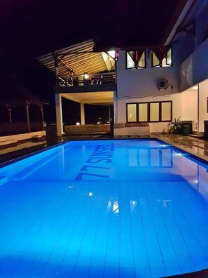 Outdoor pool - 77 Sunset Plaza (Cisolok)