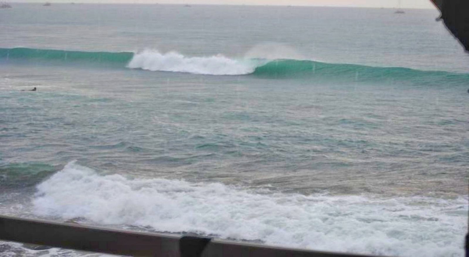 Une vue sur l’océan, avec des vagues qui déferlent sur le rivage.