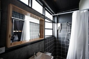 Suihku, sadesuihkupää, ilmaiset hygieniatuotteet, hiustenkuivaaja