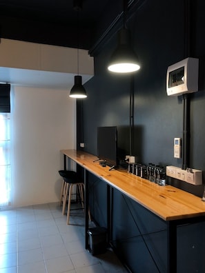 Familiekamer, gemeenschappelijke badkamer | Woonruimte | Een 32-inch flatscreentelevisie met satellietzenders en televisie