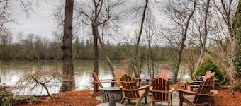 River Retreat-5 sovrum hem på Willamette River i Salem Oregon