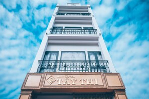 A hotel named "MINI HOTEL TAY THI" with a white facade and balconies. - Hotel Tay Thi (Da Nang)